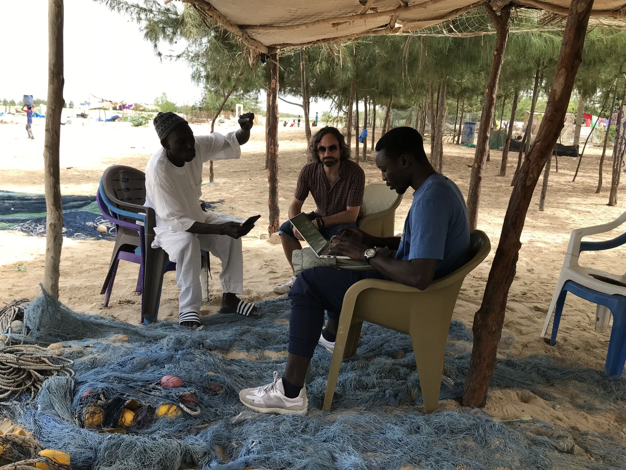 Entrevista de Marcos LLope a Alioune Dieye (de la 'cofradía' URPAS, Union Régionale des Pêcheurs Artisanaux de Saint-Louis) y Mamadou N. Seck. Trabajo de campo en Gandiol (Senegal) © Centro Oceanográfico de Gijón/Xixón (IEO-CSIC)