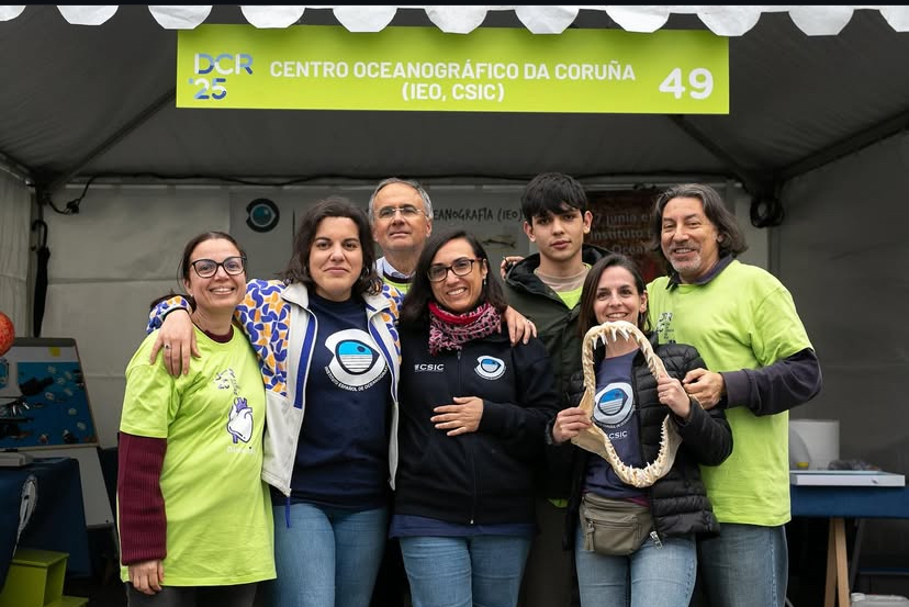 Personal del Centro Oceanográfico de A Coruña frente al stand del 'Día de la Ciencia en la Calle 2025' | IEO