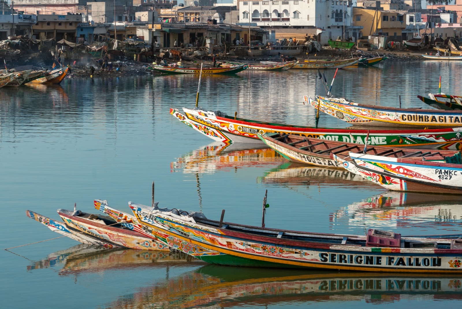 Saint-Louis (Senegal) con barcos tradicionales © ventdusud. iStock