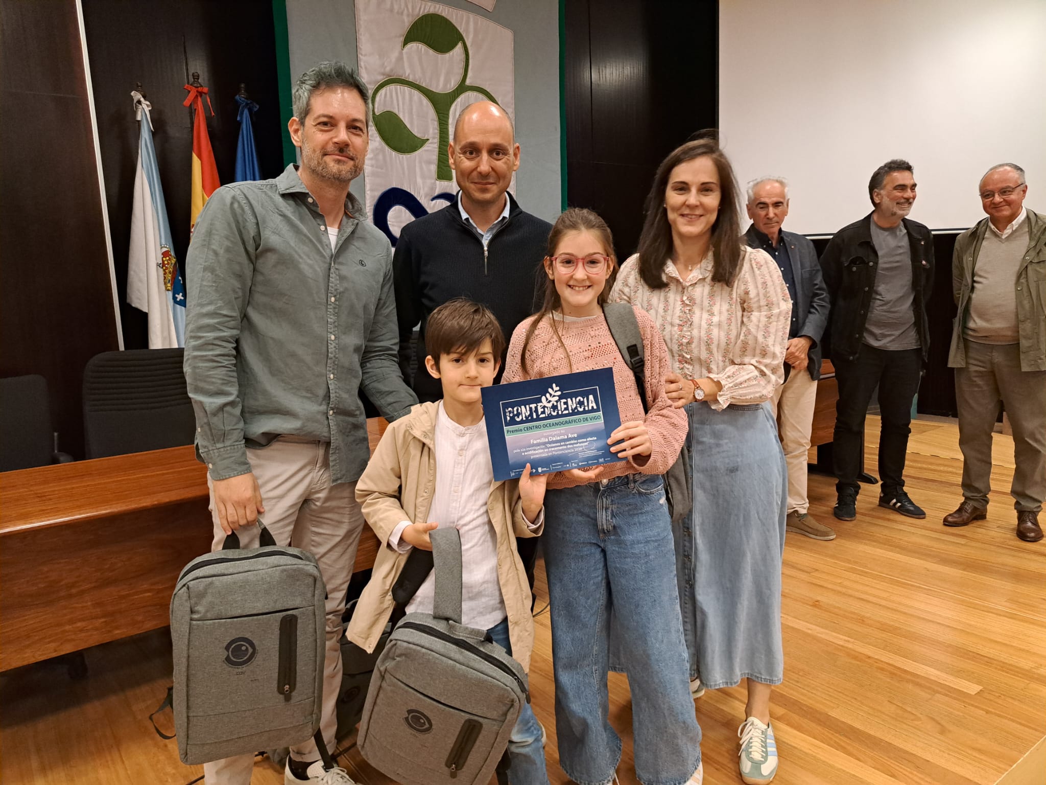La familia Dalama Ave posa con Pablo Otero, director del Centro Oceanográfico de Vigo, en el momento de recoger el premio